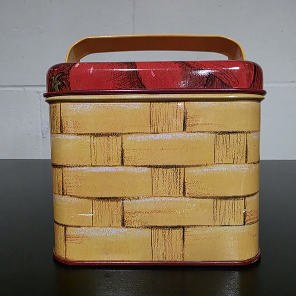 Vintage 1980 Strawberry Shortcake Tin Picnic Basket Lunch Pail Box Lunchbox - Picture 3 of 9